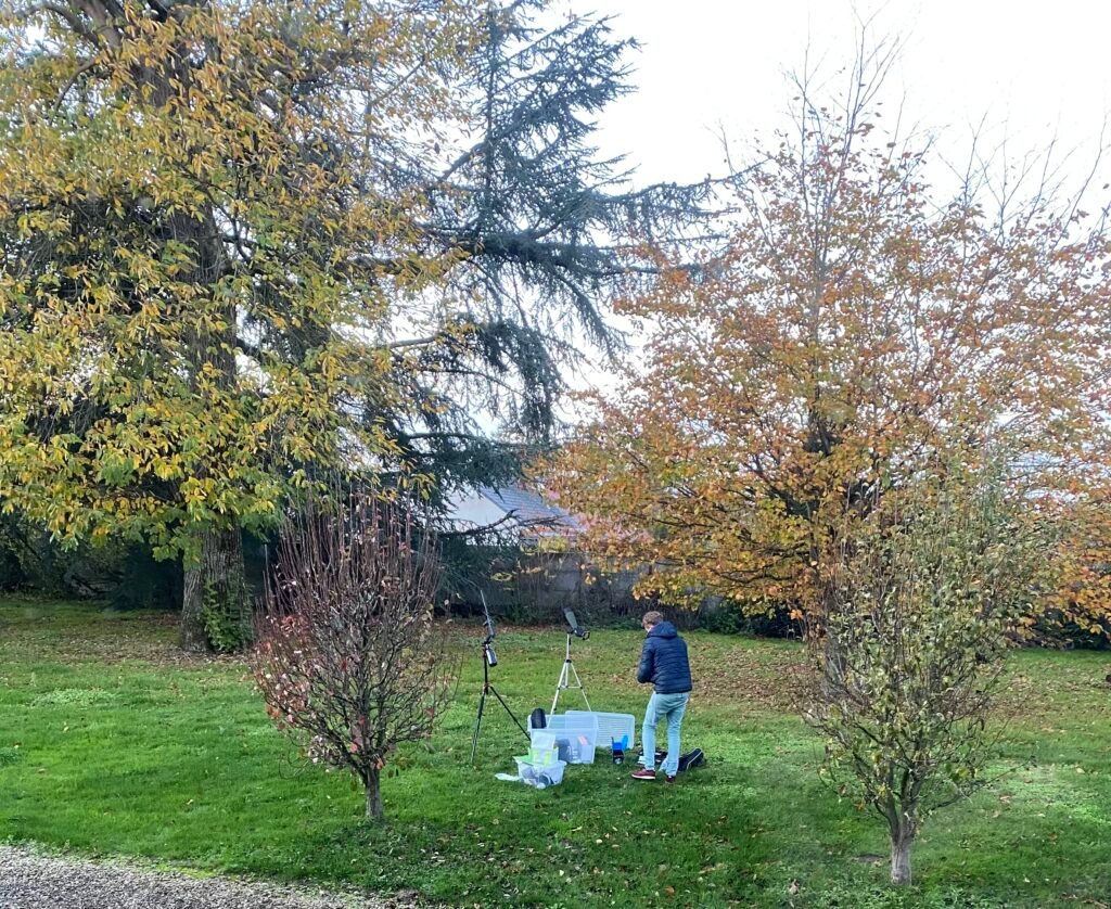 Installation en cours. Le trépied avec le paintball, et le trépied avec la longue vue.